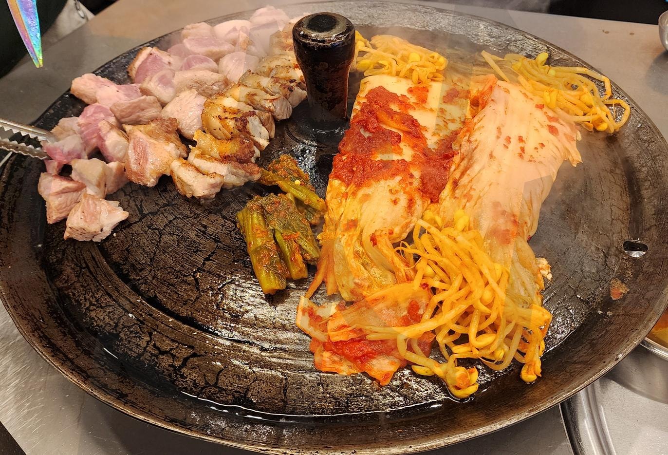 솥뚜껑 삼겹살구이 | 삼겹살, 고기, 식사, 식당, 김치, 구이, 나물, 솥뚜껑, 돼지고기 | 스탠바이 STANDBUY 디지털 콘텐츠