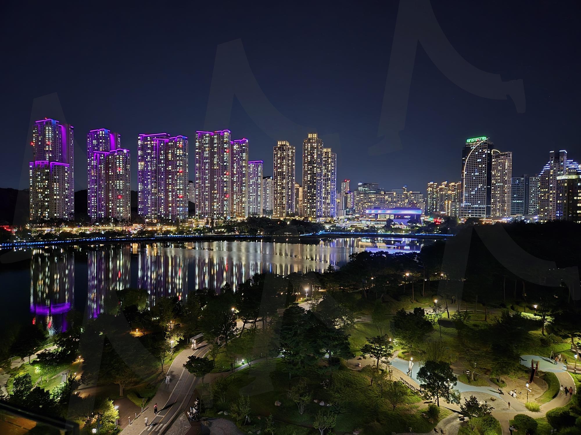 빛의 도시, 광교 호수공원 야경의 향연 | 야경, 도시야경, 고층빌딩, 조명, 반영, 야경사진, 도심, 야경촬영, 야경풍경, 빛의도시, 광교, 광교호수공원, 호수공원, 호수 | 스탠바이 STANDBUY 디지털 콘텐츠