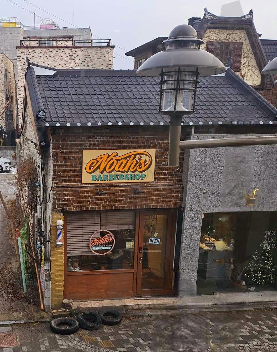 홍지서림 2층에서 바라본 이발소 | 이발소, 신기해서 찍어본 사진, 홍지서림, 책방, 빈티지 | 스탠바이 STANDBUY 디지털 콘텐츠