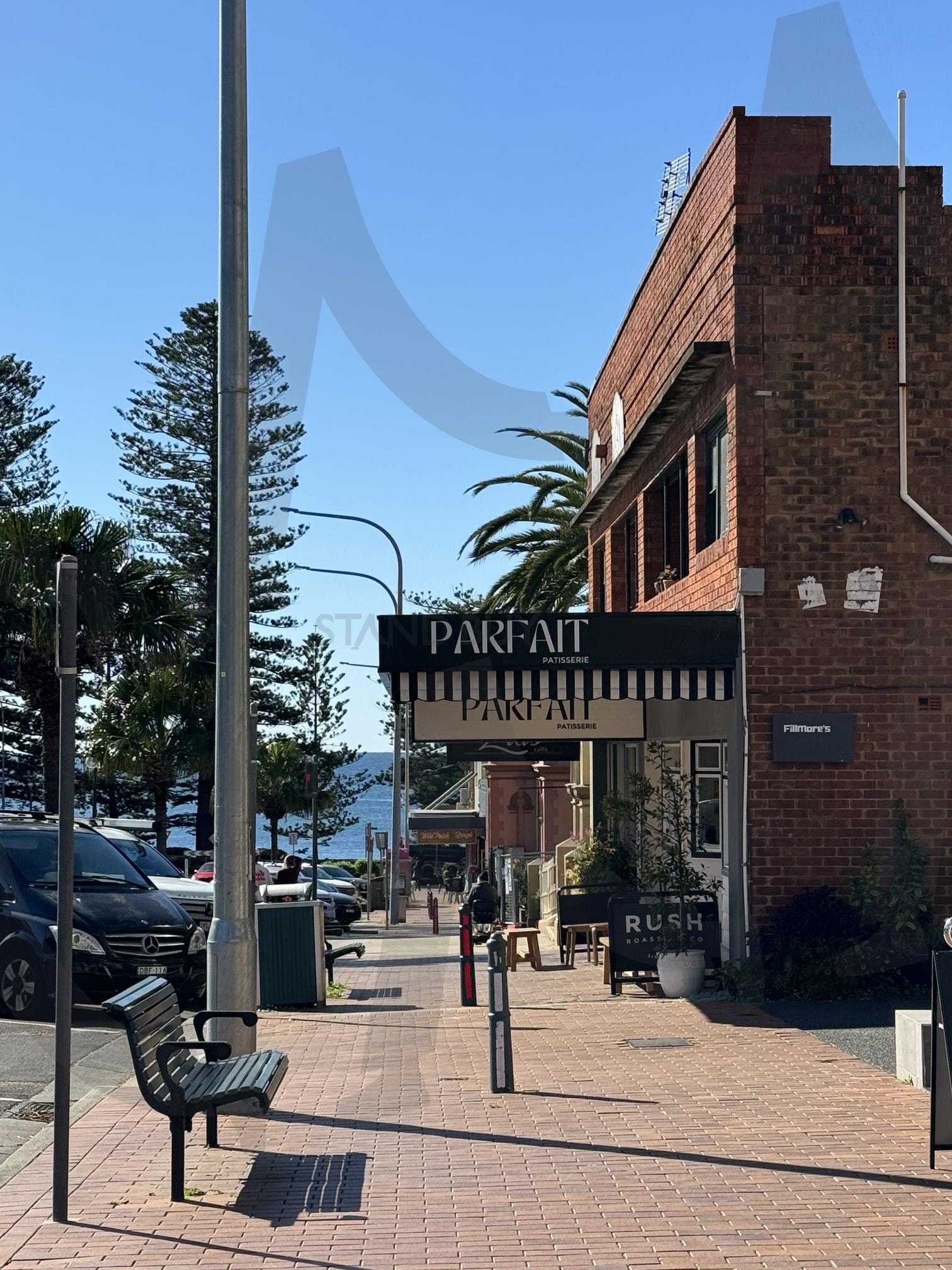Kiama ocean street | Kiama, Australia Kiama oceanside, Kiama street, a brick building in Kiama Australia, pretty brick building in Aus | 스탠바이 STANDBUY 디지털 콘텐츠