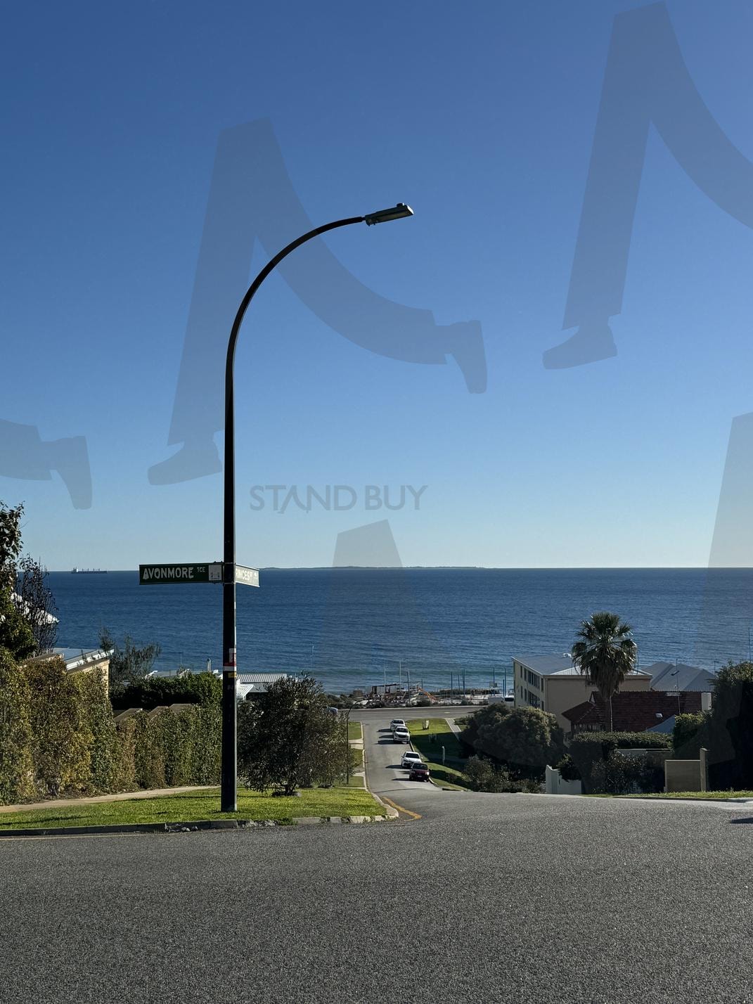 Clear Ocean with houses | blue ocean, blue ocean in Perth, ocean view with houses, princes st in Perth, clear sky with blue ocean in Australia, Australia, Perth ocean in Australia | 스탠바이 STANDBUY 디지털 콘텐츠