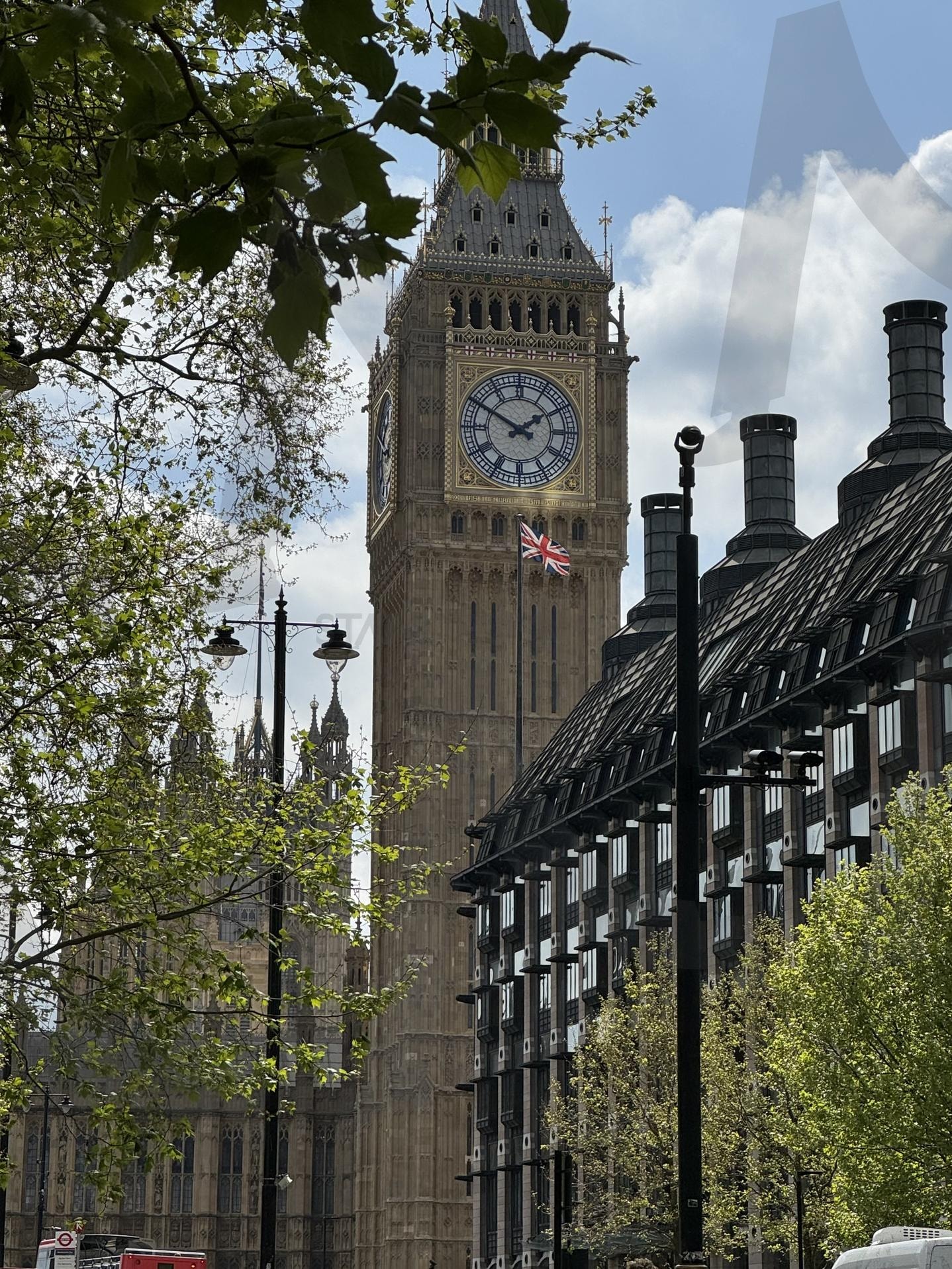 Elizabeth tower | Elizabeth tower, London, London-city of Westminster, United kingdom, trees with Elizabeth tower | 스탠바이 STANDBUY 디지털 콘텐츠