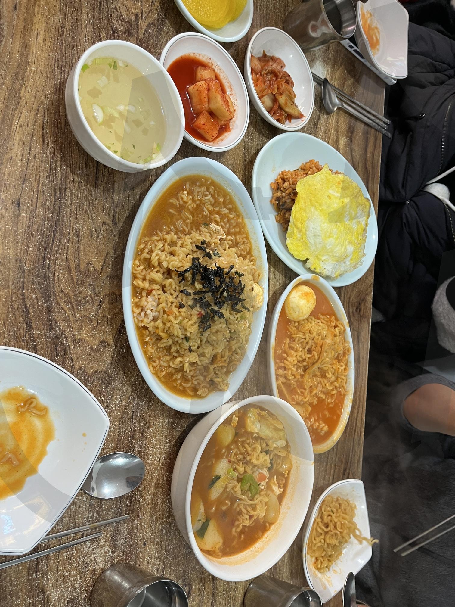 🍜 전주 소희네 분식, 추억을 부르는 대표 메뉴 라면덮밥 | Jeonju food, Korean street food, ramyeon rice bowl, tteok ramyeon, rabokki, kimchi fried rice, comfort food, nostalgic, cozy eatery, traditional taste 전주, 전주교대, 소희네 분식, 라면덮밥, 떡라면, 라볶이, 김치볶음밥, 분식집, 길거리 음식, 감성사진, 한국 음식, 로컬 맛집, 전통의 맛 | 스탠바이 STANDBUY 디지털 콘텐츠