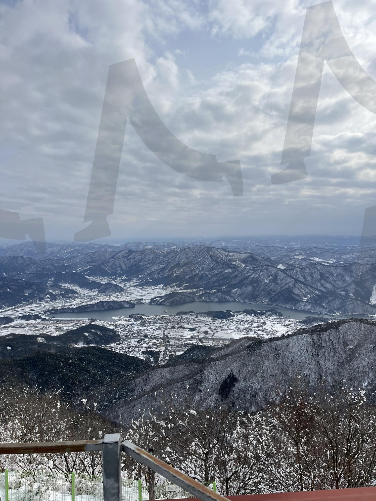 🏔️ 전주 모악산에서 내려다본 겨울 설산의 장엄한 풍경 | Moak Mountain, jeonju, Snowy Mountains, winter, snow, korea, landscape, nature, scenic, travel, cold, Serenity, 전주, 겨울 산, 설경, 눈 덮인 산, 한국, 풍경, 자연, 여행, 감성사진, 장엄한 풍경, 맑은 하늘 | 스탠바이 STANDBUY 디지털 콘텐츠