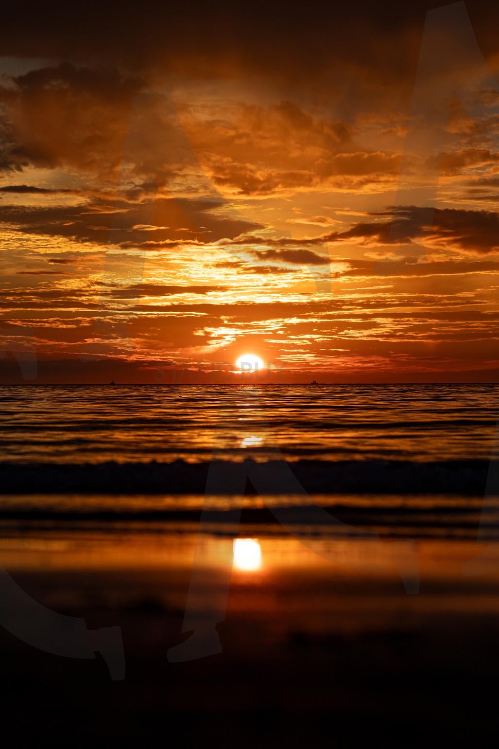 뜨거운 제주의 노을 | 노을, 반영, 풍경, 자연사진, 세로사진, 배경화면, 붉은 노을, 붉은 하늘, 하늘 사진 | 스탠바이 STANDBUY 디지털 콘텐츠