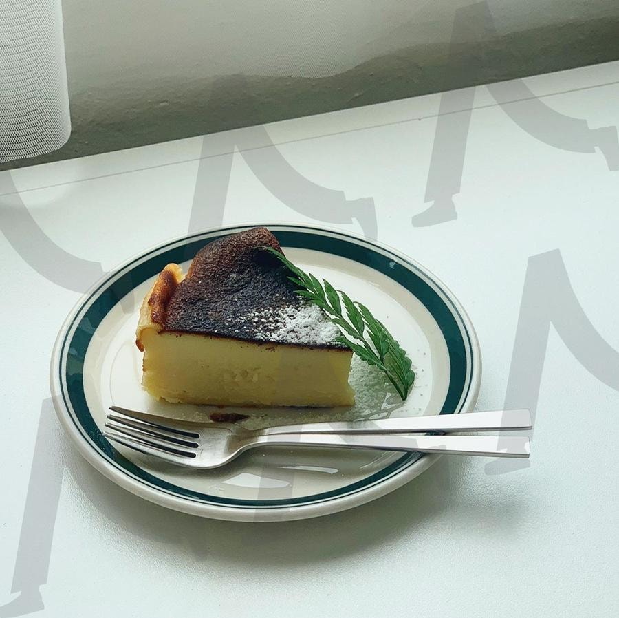 한여름의 바스크 치즈케이크 | 치즈케이크, 케이크, 바스크치즈케이크, 카페, 디저트 | 스탠바이 STANDBUY 디지털 콘텐츠