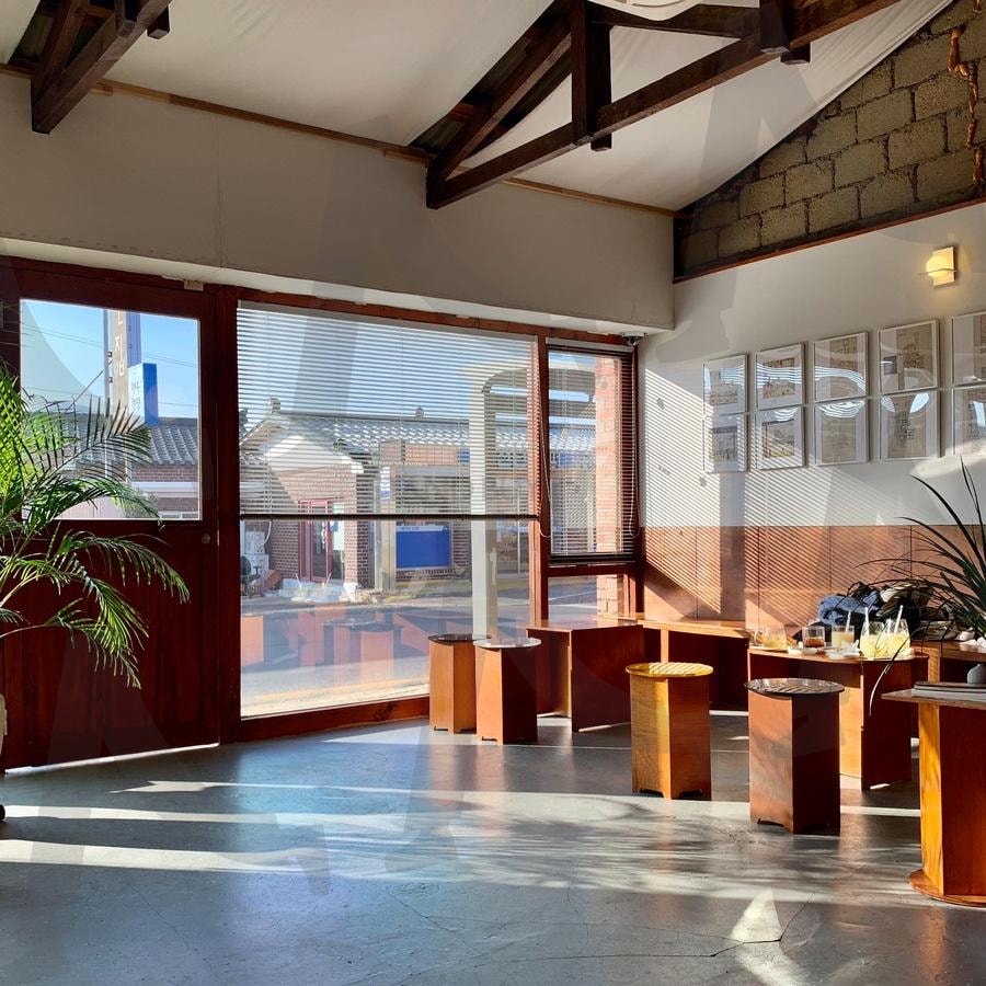 따사로운 햇살과 카페 | 카페, 햇살, 인테리어, 경주, 여행 | 스탠바이 STANDBUY 디지털 콘텐츠