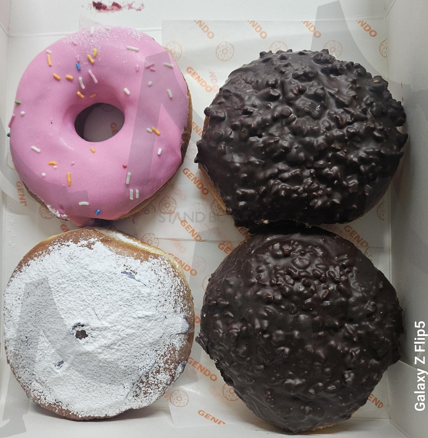 제너럴도넛샵에서 구매한 베이커리 | 제너럴도넛샵, 전주, 객리단길, 도넛샵, 초코, 딸기, 블루베리, 잔뜩 | 스탠바이 STANDBUY 디지털 콘텐츠