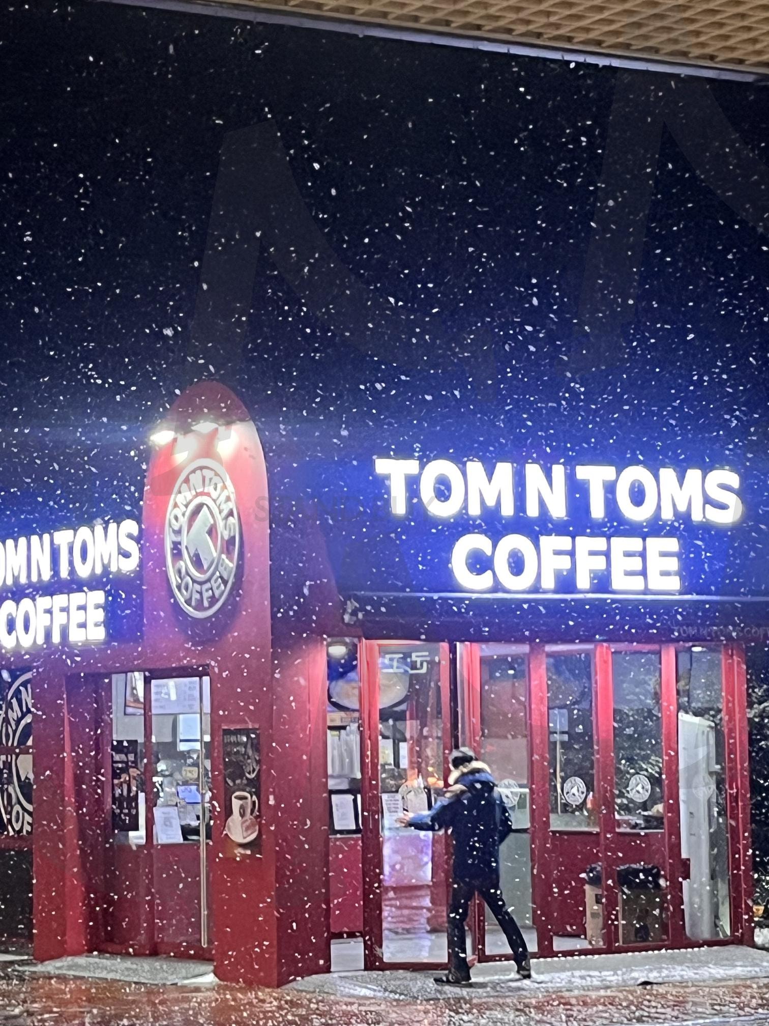 눈 오는 날 휴게소 까페 풍경 | 여주휴게소, 눈오는날, 탐앤탐스커피, 귀경길, ai | 스탠바이 STANDBUY 디지털 콘텐츠