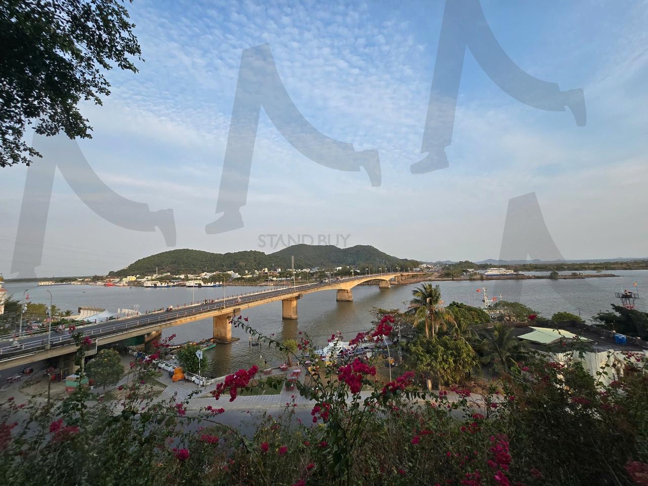 언덕위의 까페에서 찍은 Ha Tien 항구 | 언덕위의 까페, 베트남, 푸꾸웍, 하띠엔, 황금색, 절, 풍경, 강, 산, 하늘, 구름 | 스탠바이 STANDBUY 디지털 콘텐츠