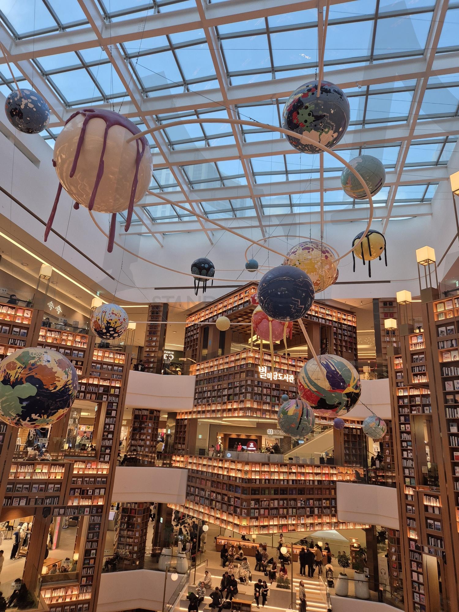 스타필드 내 도서관 전경 | 수원, 스타필드, 도서관, 쇼핑몰, 책방, 휴식처, 공부 | 스탠바이 STANDBUY 디지털 콘텐츠