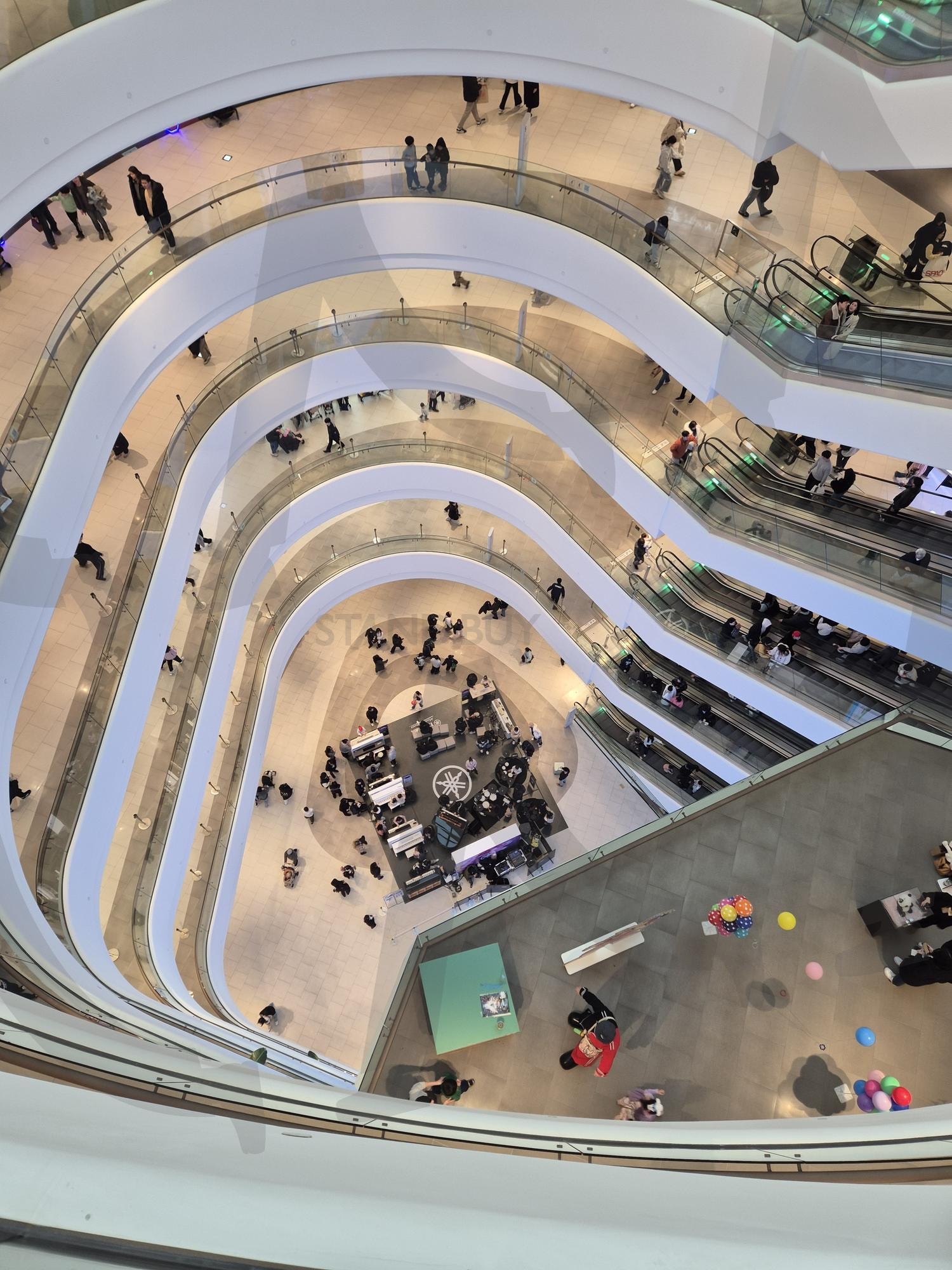 스타필드 쇼핑몰 전경 | 스타필드, 쇼핑몰, 수원, 화서역근처, 쇼핑 | 스탠바이 STANDBUY 디지털 콘텐츠