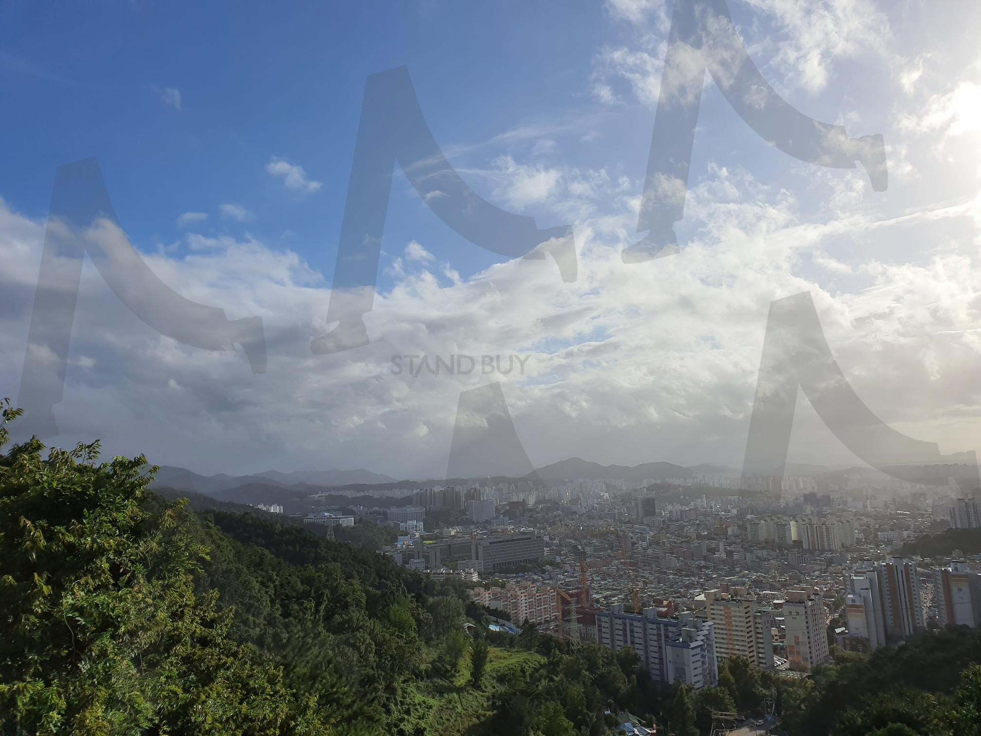 도시와 산과 구름 | 무등산, 구름과 도시, 광주광역시, 햇살에 비친 도시와 산, 무등산산장에서 찍은 도시의 풍경 | 스탠바이 STANDBUY 디지털 콘텐츠