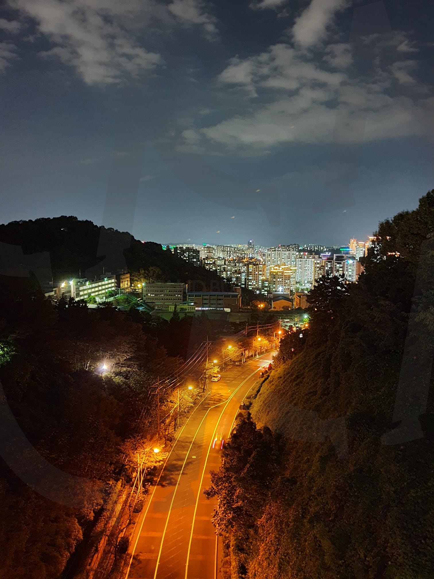 구름다리에서 바라보는 도시 | 봉선동, 구름다리, 구름다리 위헤서, 야경, 도시의 불빛, 밤에보는 도시의 야경 | 스탠바이 STANDBUY 디지털 콘텐츠