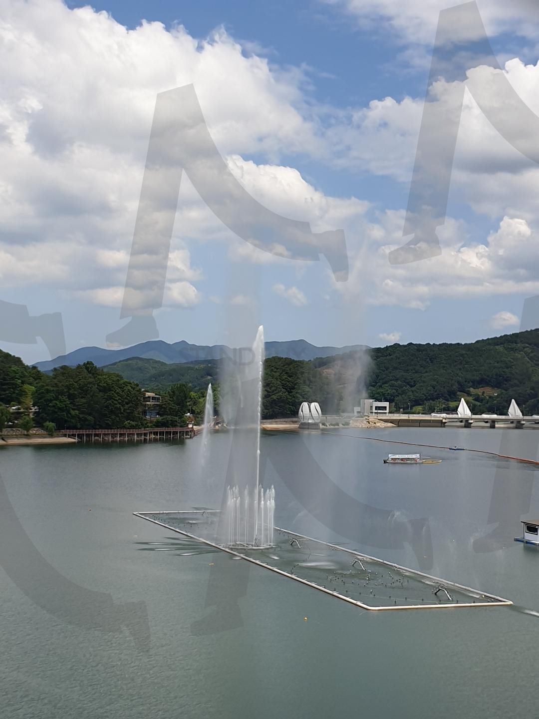 예당호 음악분수 | 예당호, 출렁다리앞, 음악분수, 물줄기, 솟구친, 푸른하늘과 음악분수 | 스탠바이 STANDBUY 디지털 콘텐츠