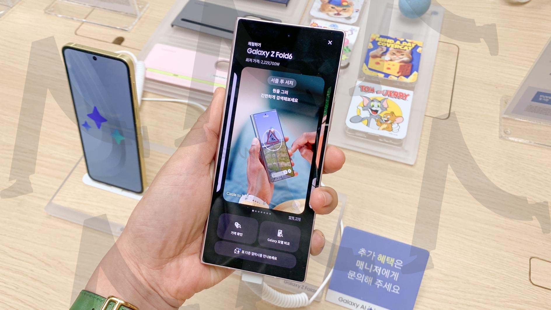 삼성 갤럭시 Z 폴드6 매장 체험존 디스플레이 공개 | 갤럭시 Z 폴드6 (Galaxy Z Fold6), 삼성 폴더블폰 (Samsung Foldable Phone), 스마트폰 체험존 (Smartphone Experience Zone), 한국 삼성 매장 (Korean Samsung Store), 갤럭시 신제품 (Galaxy New Release) | 스탠바이 STANDBUY 디지털 콘텐츠