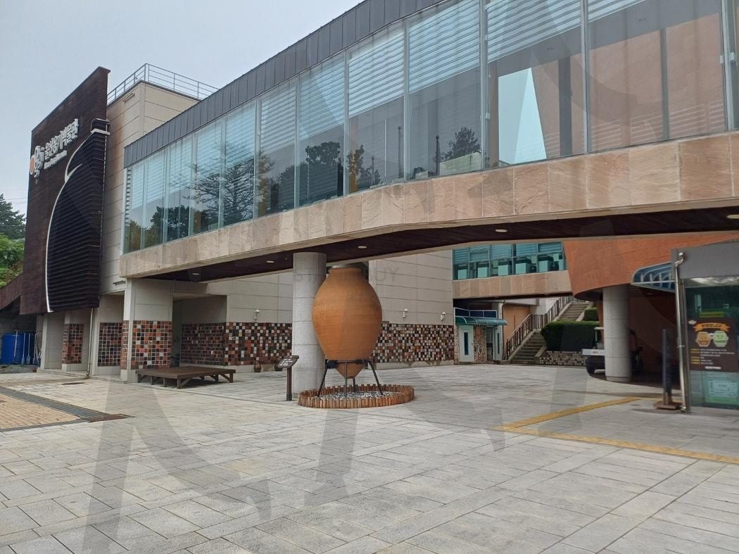 한적한 박물관 외경(the secluded exterior of a museum) | 박물관, 외관, 한적한, secluded, museum, exterior | 스탠바이 STANDBUY 디지털 콘텐츠