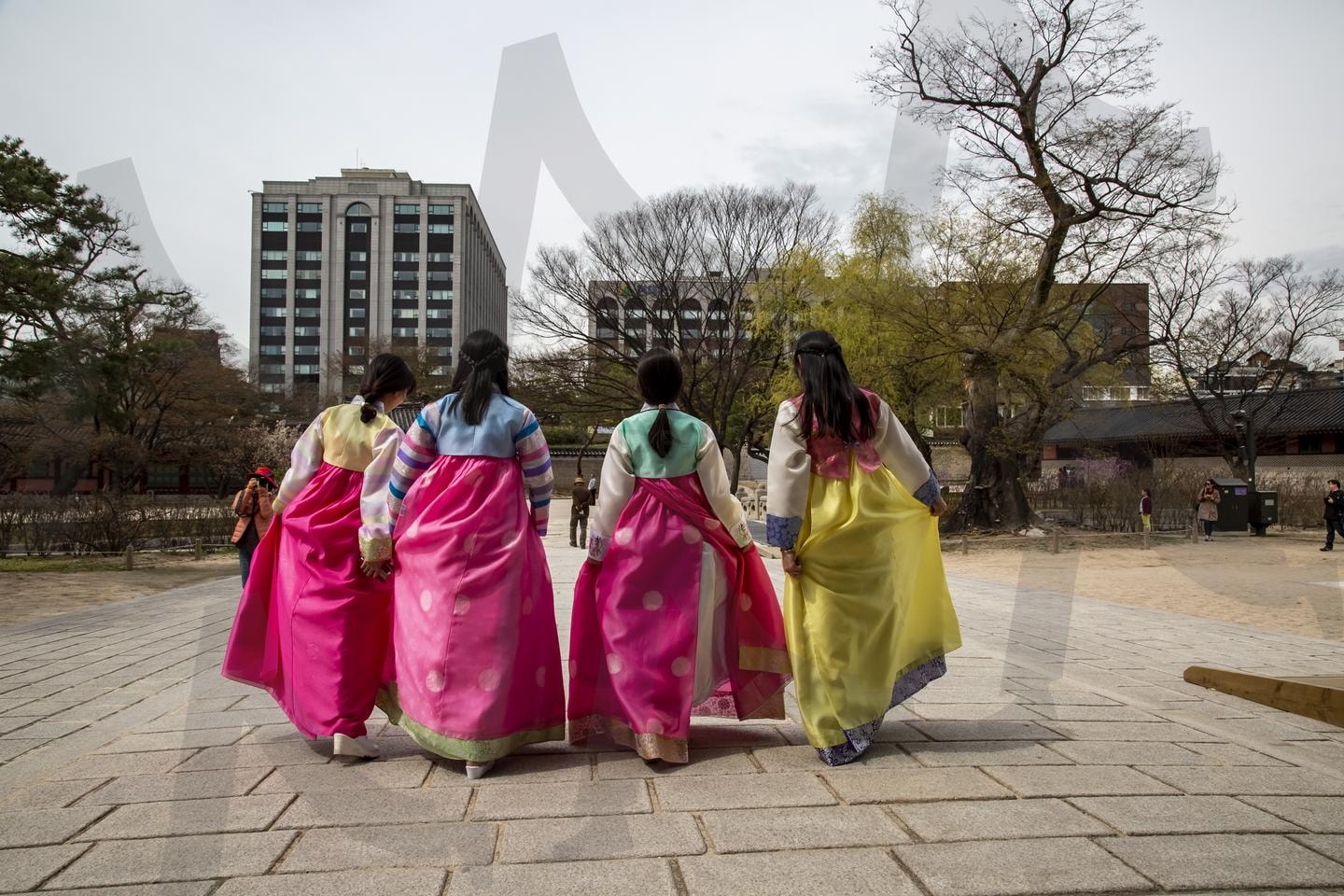 봄처녀 봄나들이 | 봄 한복 나들이, 봄처녀 사진, 전통 한복 나들이, 봄 풍경 속 한복, 한복 소녀 나들이, 봄 소녀 한복, 봄 나들이 사진, 꽃과 한복 소녀, 전통 의상 봄 나들이, 한복 봄 풍경 | 스탠바이 STANDBUY 디지털 콘텐츠