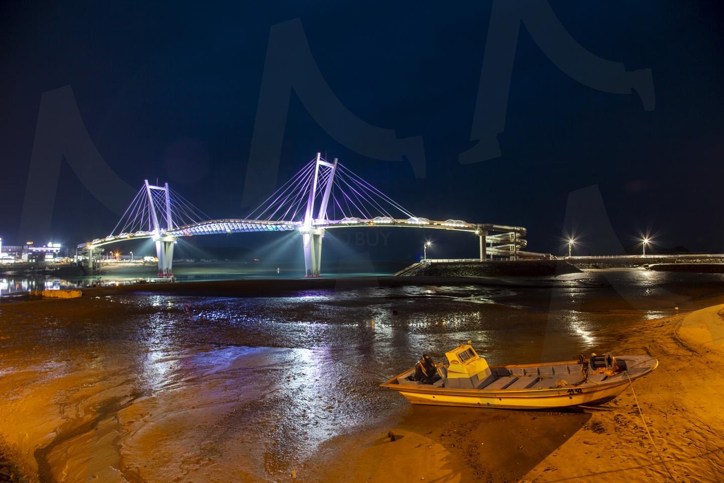 태안 꽃게다리의 밤, 빛과 고요함 | 태안, 꽃게다리, 야경 명소, 바다 풍경, 야경사진, 모터배, 썰물, 해변 풍경, 반짝이는 다리, 조용한 밤 | 스탠바이 STANDBUY 디지털 콘텐츠