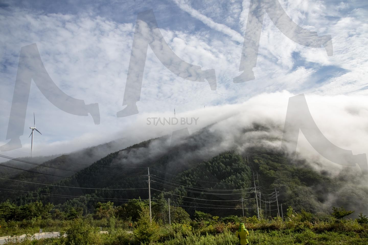 안개 속 풍력발전기의 아침 | 풍력발전기, 산간안개, 자연경관, 전신주, 녹색에너지, 산림풍경, 아침풍경, 자연과문명, 친환경에너지, 운무 | 스탠바이 STANDBUY 디지털 콘텐츠