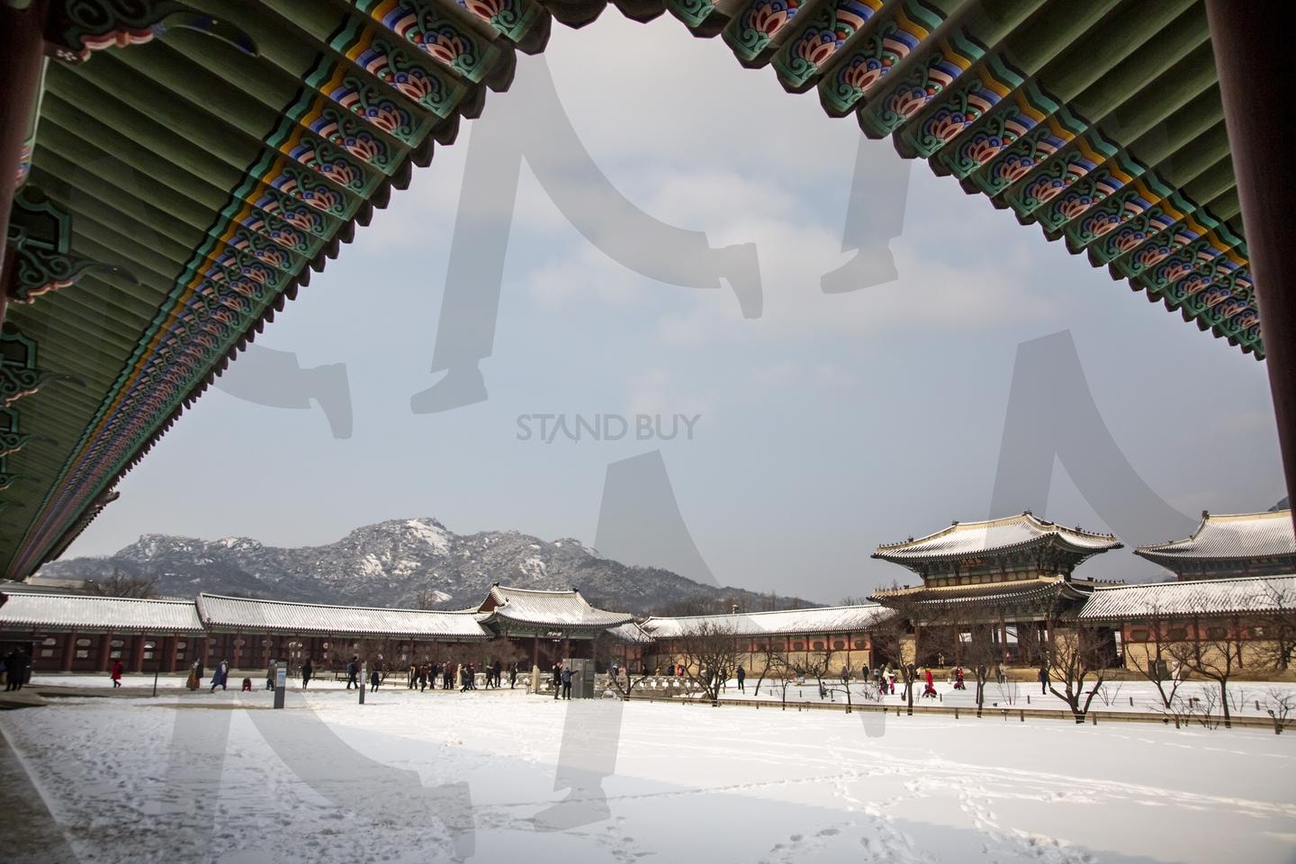 단청과 설경이 어우러진 경복궁의 겨울 | 경복궁, 단청, 설경, 북악산, 전통건축, 궁궐, 한국문화유산, 겨울풍경, 관광명소, 고궁투어 | 스탠바이 STANDBUY 디지털 콘텐츠