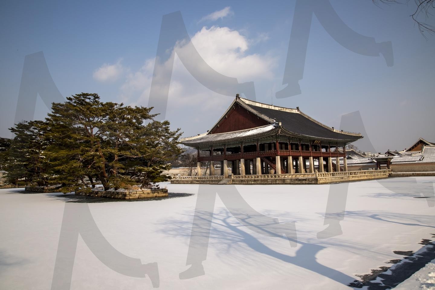 경복궁 경회루의 겨울 풍경 | 경복궁, 경회루, 전통건축, 한국궁궐, 설경, 겨울풍경, 연못, 소나무, 문화유산, 고궁 | 스탠바이 STANDBUY 디지털 콘텐츠