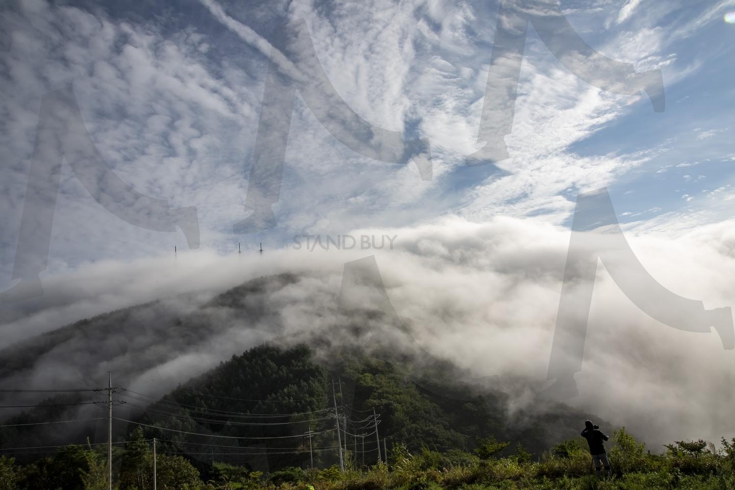 구름을 휘감은 산맥의 아침 | 산악풍경, 아침안개, 구름바다, 실루엣, 전신주, 자연풍경, 산맥, 풍경사진, 신비로운, 산악미 | 스탠바이 STANDBUY 디지털 콘텐츠