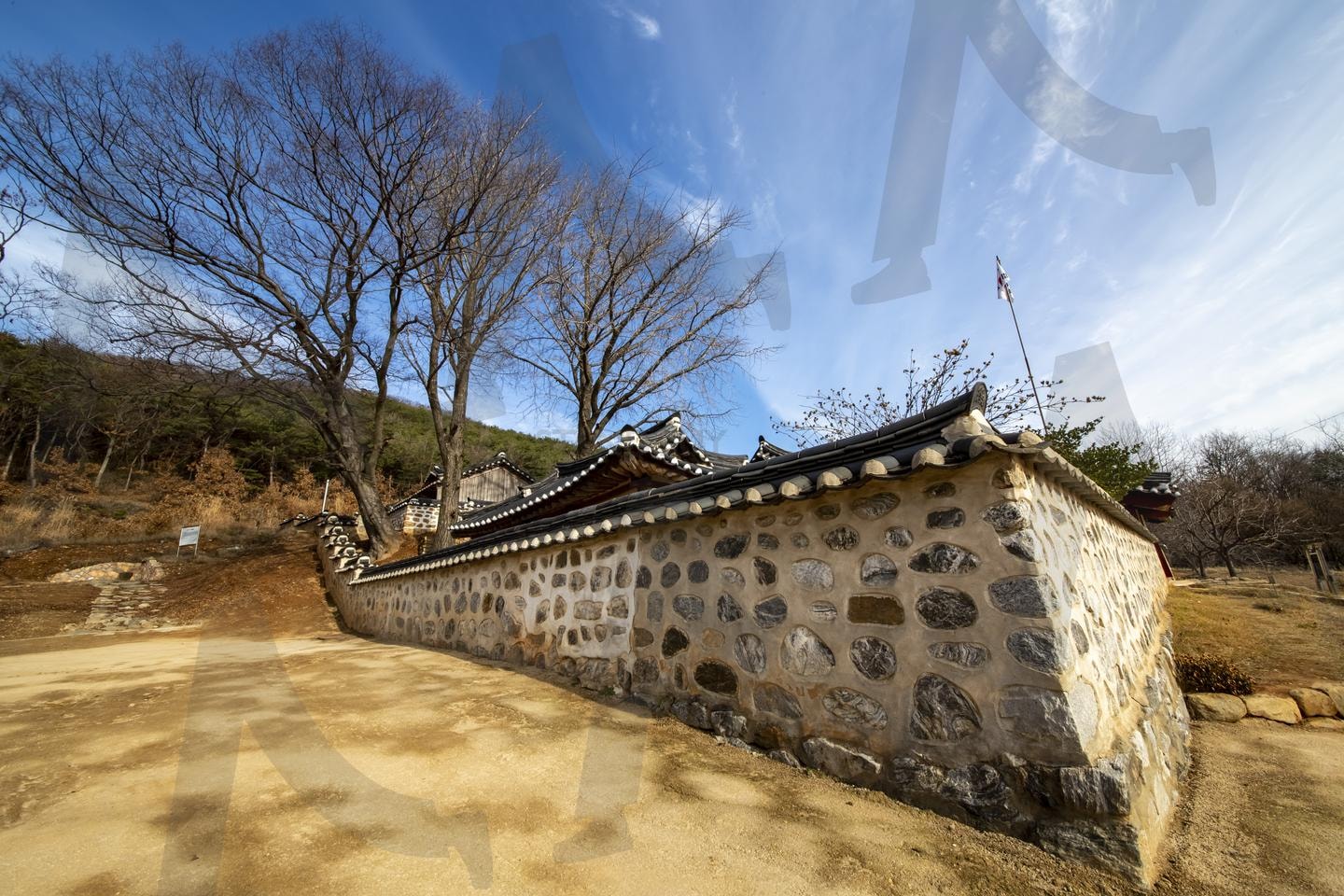 겨울 아침의 고즈넉한 한옥 담장 | 한옥, 돌담, 석축, 전통건축, 기와지붕, 겨울풍경, 문화유산, 전통문화, 한국건축, 담장 | 스탠바이 STANDBUY 디지털 콘텐츠