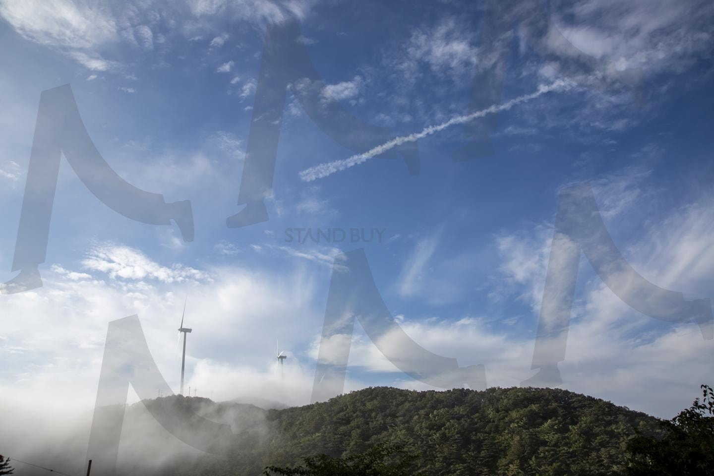 안개 속의 풍력발전단지 | 풍력발전, 산간안개, 자연경관, 친환경에너지, 운무, 산림풍경, 신재생에너지, 청정에너지, 대기현상, 산악풍경 | 스탠바이 STANDBUY 디지털 콘텐츠