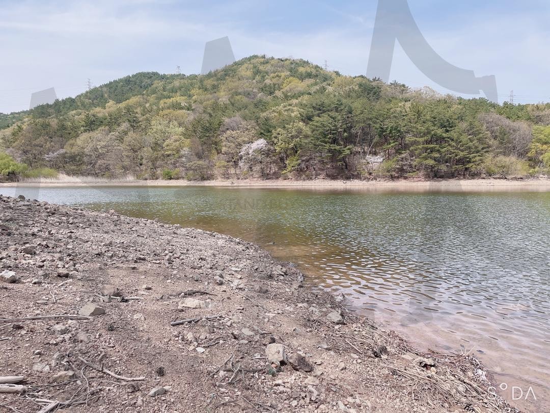 산 중간의 호수(a lake in the middle of a mountain) | 산, 호수, 산속, a mountain, a mountain, a lake | 스탠바이 STANDBUY 디지털 콘텐츠