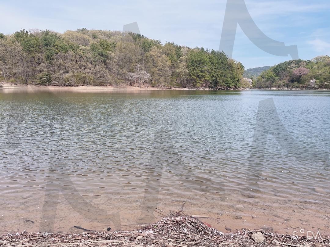 산 중간의 깊고 맑은 호수(a deep, clear lake in the middle of the mountain) | 산, 호수, 맑은, mountains, lakes, clear | 스탠바이 STANDBUY 디지털 콘텐츠