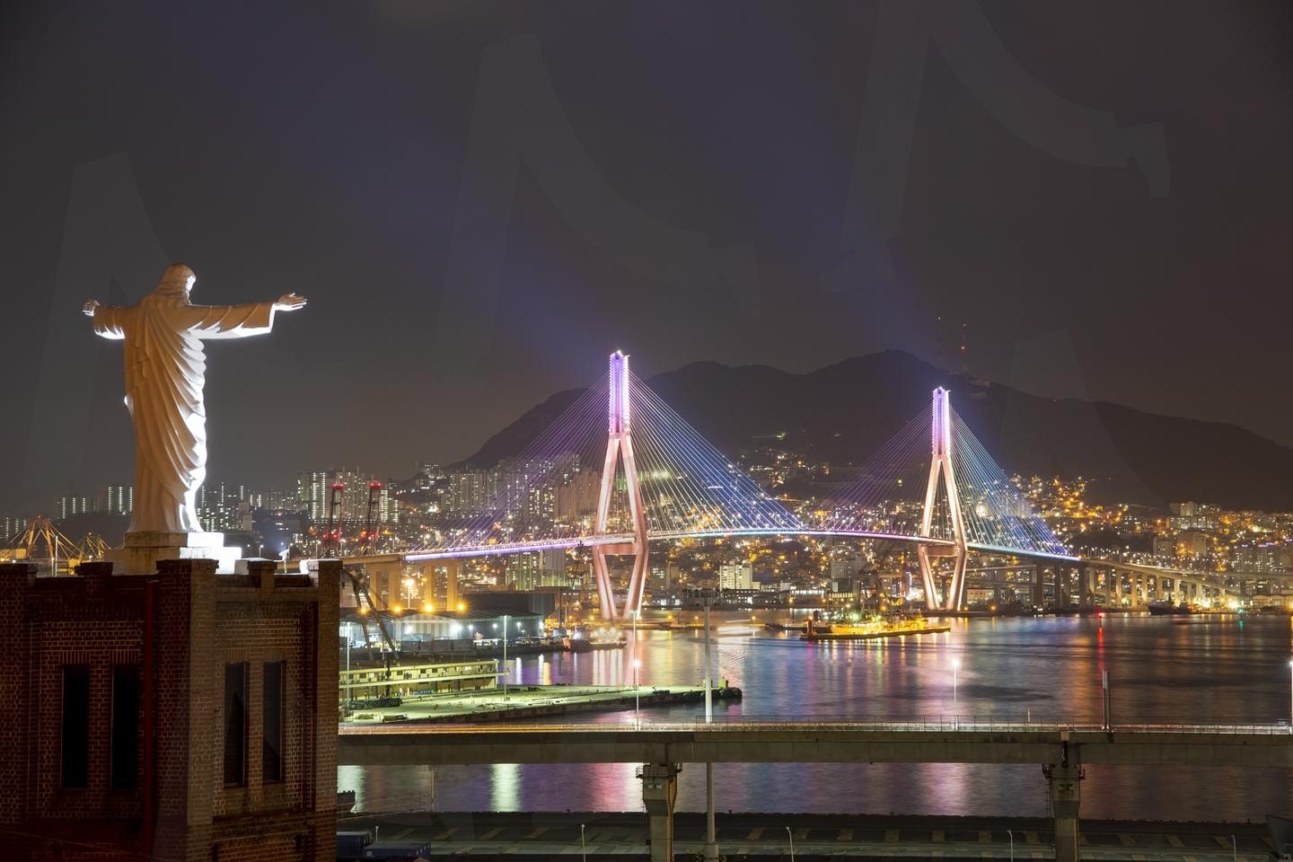 부산의 야경: 금빛 예수상과 빛나는 영도대교의 조화 | 부산 야경, 영도대교, 부산 예수상, 부산 관광, 한국 야경, 부산항, 밤 풍경, 다리 야경, 도시 불빛, 해양도시 | 스탠바이 STANDBUY 디지털 콘텐츠