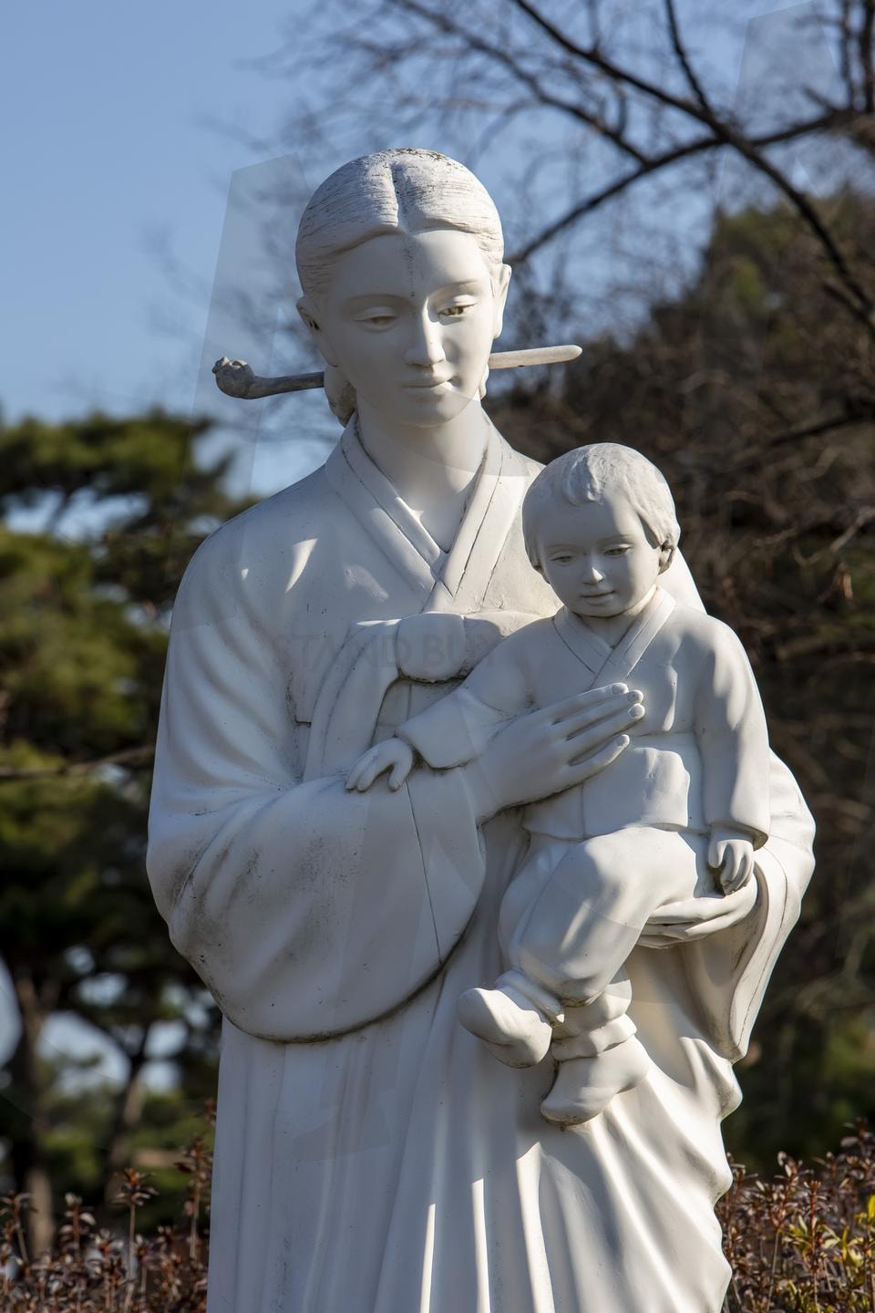 사랑과 희생의 상징: 어머니와 아이를 담은 한복 입은 조각상 | 한복 조각상, 어머니와 아이 조각, 한국 전통 조각, 모성애 상징, 대리석 조각, 한국 문화유산, 가족 조각상, 한국 공원 조각, 전통 예술품, 비녀 장식 | 스탠바이 STANDBUY 디지털 콘텐츠