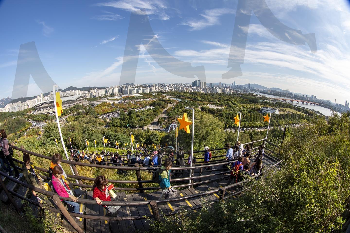서울 월드컵공원 하늘공원에서 바라본 가을 파노라마 | 서울 하늘공원, 월드컵공원, 서울 전망대, 도시 파노라마, 서울 풍경, 한강 전망, 가을 공원, 서울 관광, 자연 속 도시, 서울 하이킹 | 스탠바이 STANDBUY 디지털 콘텐츠