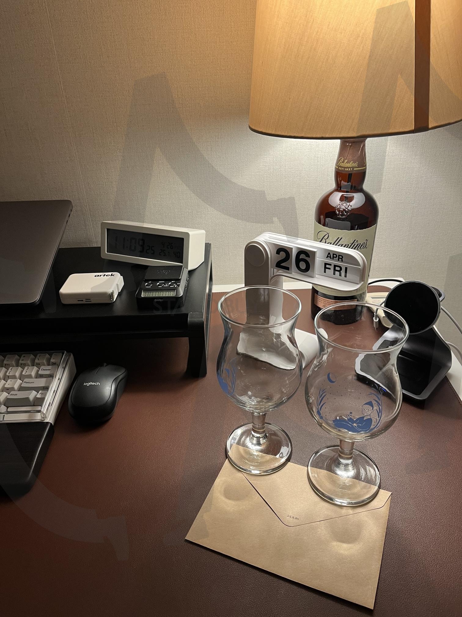 데스크테리어 | 책상, 데스크테리어, 편지, 와인잔, 조명, 조명사진, 책상사진, 데스크사진, 인테리어, 홈테리어, 홈인테리어, 랜선집들이 | 스탠바이 STANDBUY 디지털 콘텐츠