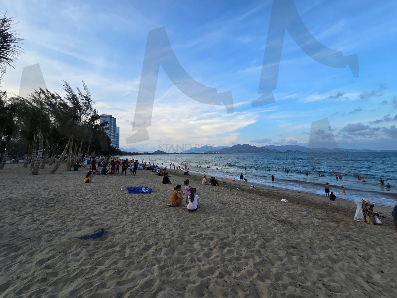 황혼 속의 해변 즐거움 | 해변, 황혼, 여름, 수영, 휴가, 모래사장, 자연경관, 고층건물, 산, 푸른하늘 | 스탠바이 STANDBUY 디지털 콘텐츠