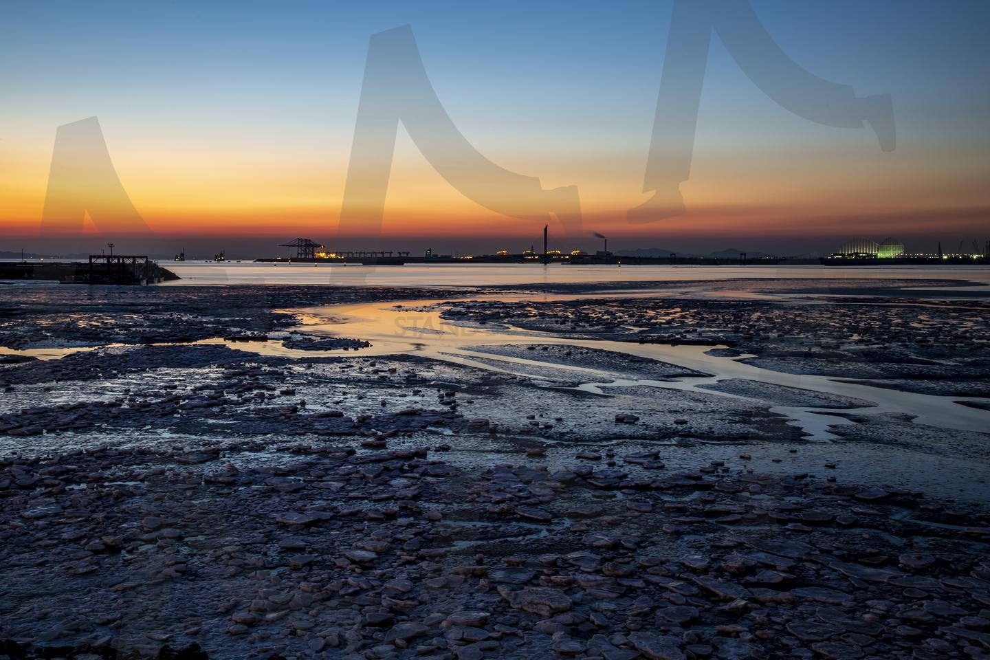 겨울 갯벌의 일몰과 공단의 불빛 | 갯벌풍경, 일몰, 공단야경, 겨울바다, 해질녘, 산업단지, 항구도시, 얼음갯벌, 자연풍경, 공업단지 | 스탠바이 STANDBUY 디지털 콘텐츠