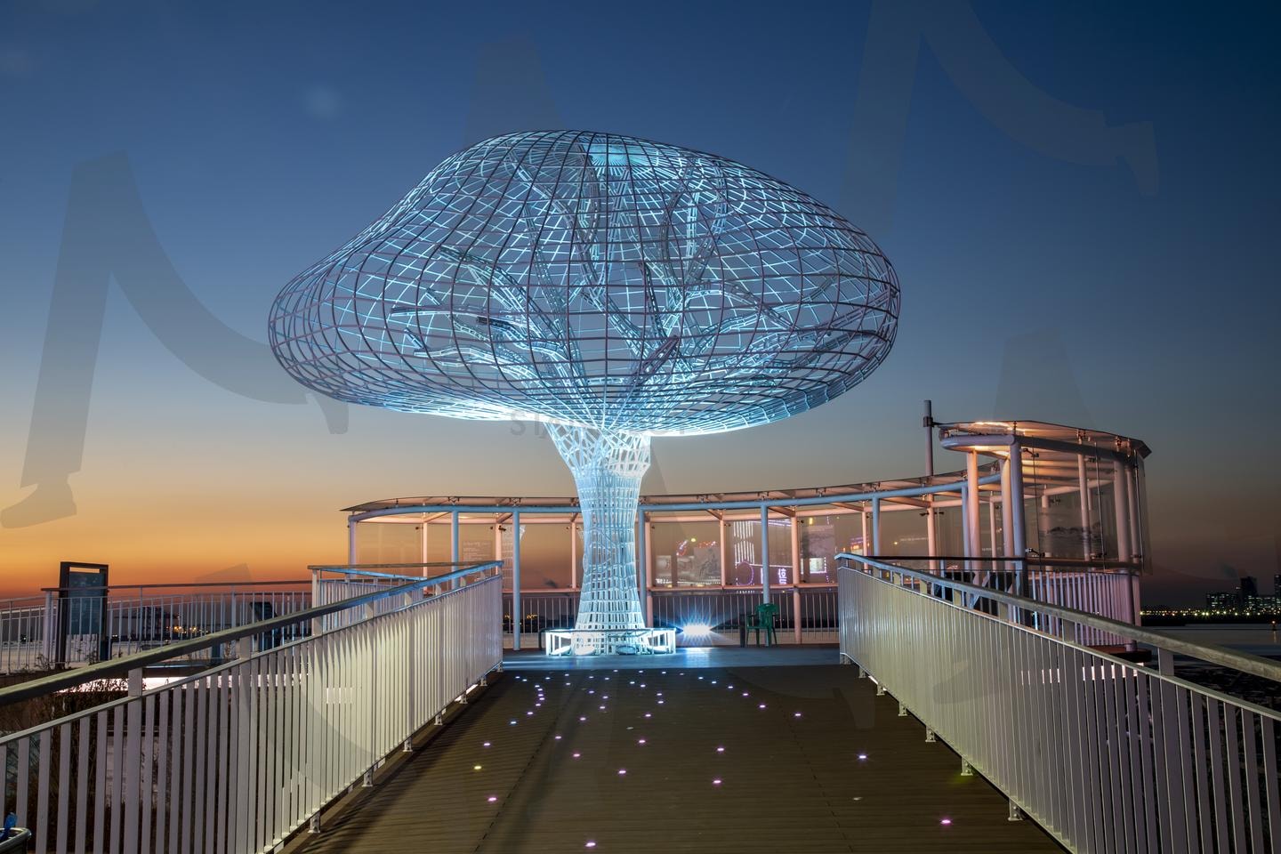 도시의 밤을 밝히는 빛나는 나무 | LED조형물, 야간조명, 도시야경, 빛예술, 전망대, 현대미술, 공공예술, 도시풍경, 미디어아트, 건축디자인 | 스탠바이 STANDBUY 디지털 콘텐츠