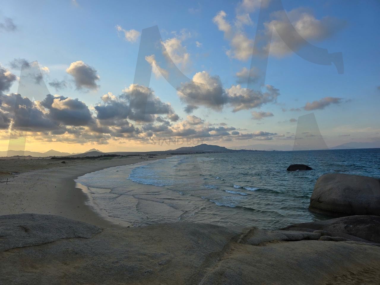 해질녘의 고요한 해변 | 해변, 해질녘, 노을, 구름, 파도, 자연, 평온함, 바다, 풍경 | 스탠바이 STANDBUY 디지털 콘텐츠