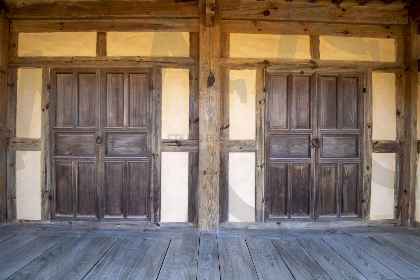 창경궁의 고요한 문 | 창경궁, 전통 건축, 한국 문화, 고궁, 나무 문, 역사적 장소, 고요함, 세월의 흔적, 아름다움, 관광지 | 스탠바이 STANDBUY 디지털 콘텐츠