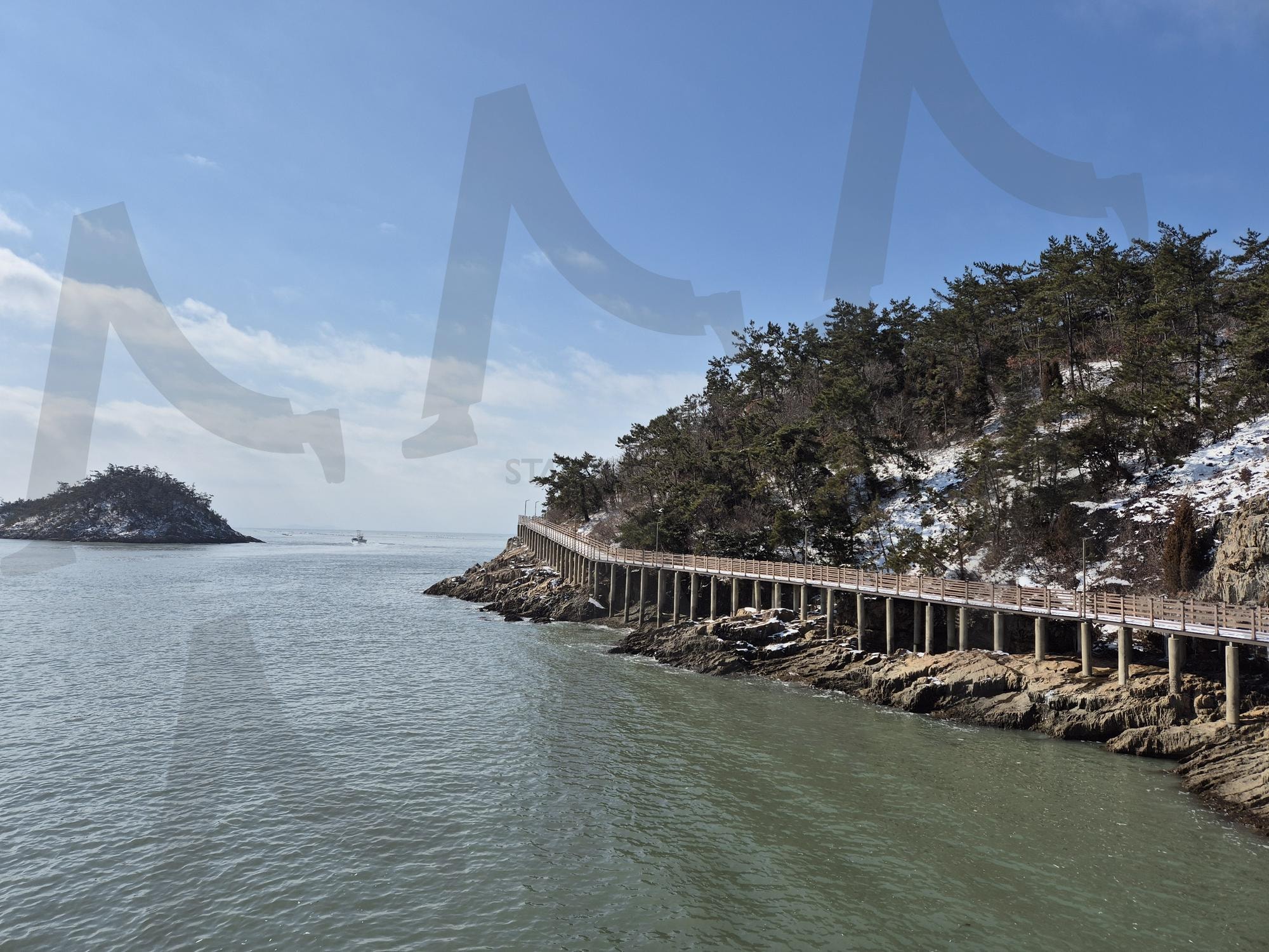 편안한 산책 | 여행, 일상, 산책, 여유, 평화, 둘레길, 나무, 바다 | 스탠바이 STANDBUY 디지털 콘텐츠