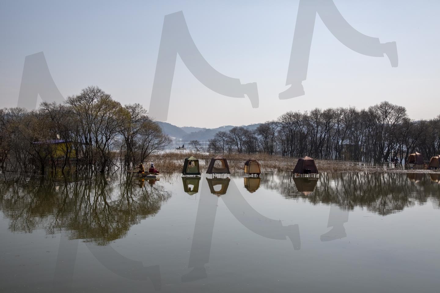 수면 위의 글램핑: 예당저수지의 겨울 풍경 | 예당저수지, 수상글램핑, 충남여행, 겨울풍경, 수상레저, 글램핑, 예산여행, 반영, 호수캠핑, 이색숙소 | 스탠바이 STANDBUY 디지털 콘텐츠