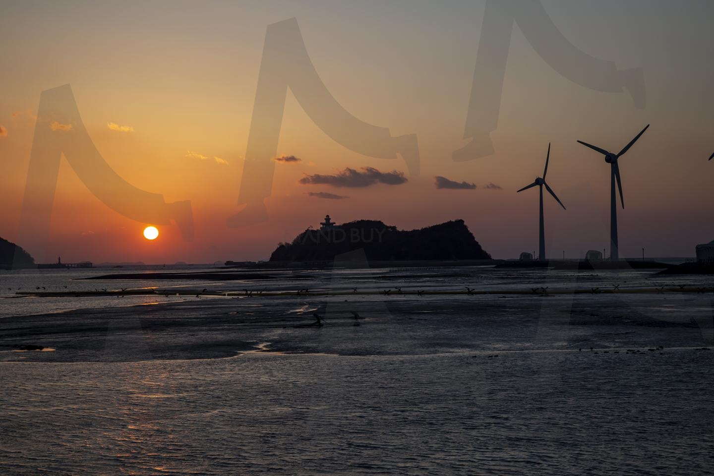 과거와 미래가 만나는 탄도항의 일몰 | 탄도항, 서해안일몰, 풍력발전기, 등대섬, 갯벌, 서해안여행, 황혼, 해넘이, 자연경관, 해안풍경 | 스탠바이 STANDBUY 디지털 콘텐츠