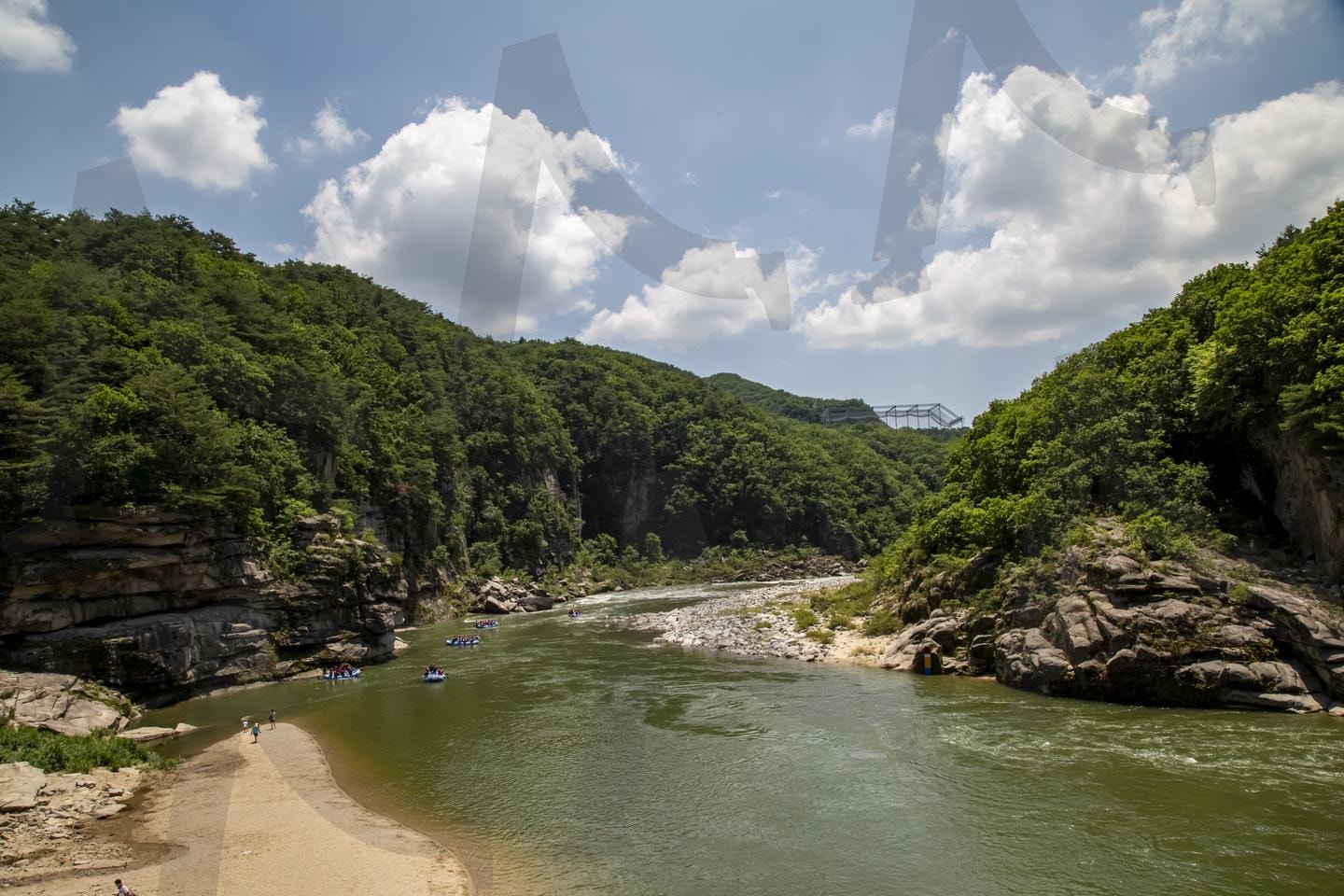 한탄강의 여름: 고석정의 장쾌한 협곡 | 고석정, 한탄강, 철원여행, 현무암협곡, 래프팅, 지질명소, 강원도여행, 여름레저, 자연경관, 철원관광 | 스탠바이 STANDBUY 디지털 콘텐츠
