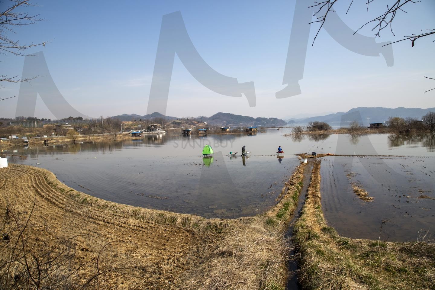 예당저수지의 늦겨울 풍경: 물에 잠긴 들판의 겨울 낚시 | 예당저수지, 겨울낚시, 수상가옥, 저수지풍경, 농촌풍경, 겨울여행, 예산여행, 충남여행, 논둑길, 농한기 | 스탠바이 STANDBUY 디지털 콘텐츠