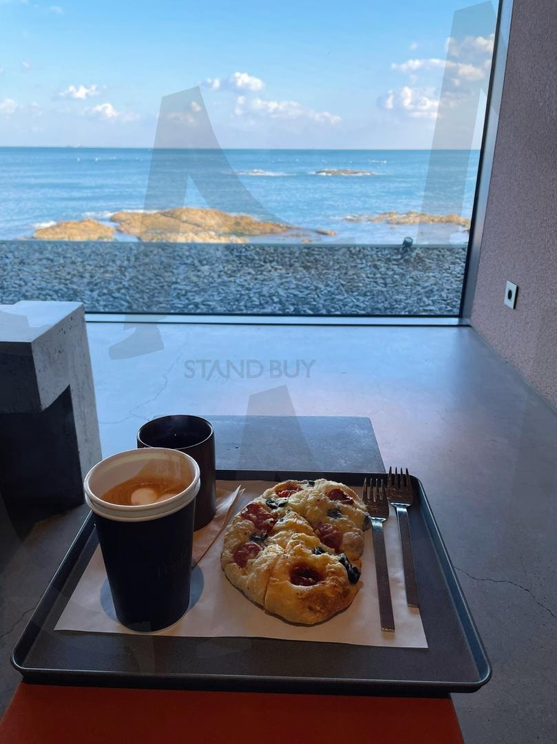 바다 앞 카페에서 커피한잔(A cup of coffee at a cafe in front of the sea) | 바다, 카페, 커피, sea, Cafe, coffee | 스탠바이 STANDBUY 디지털 콘텐츠
