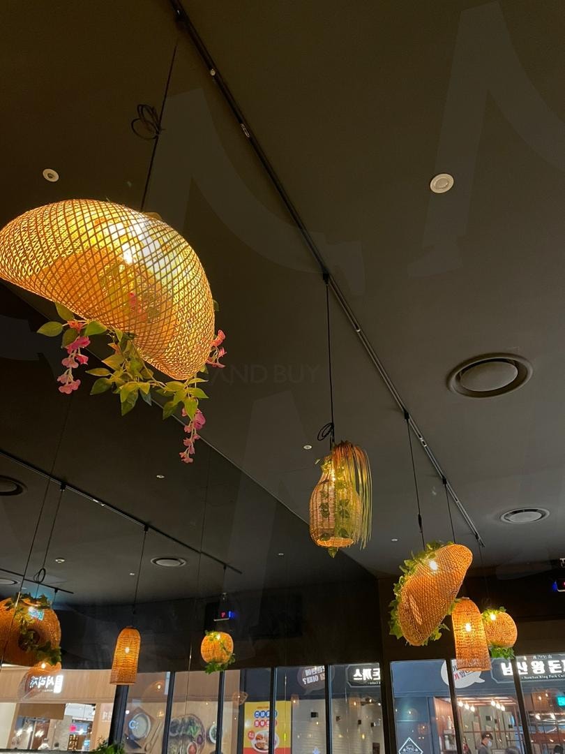 식당안의 밝은 조명(Bright lighting in the restaurant) | 식당, 조명, 천장, restaurant, lighting, ceiling | 스탠바이 STANDBUY 디지털 콘텐츠