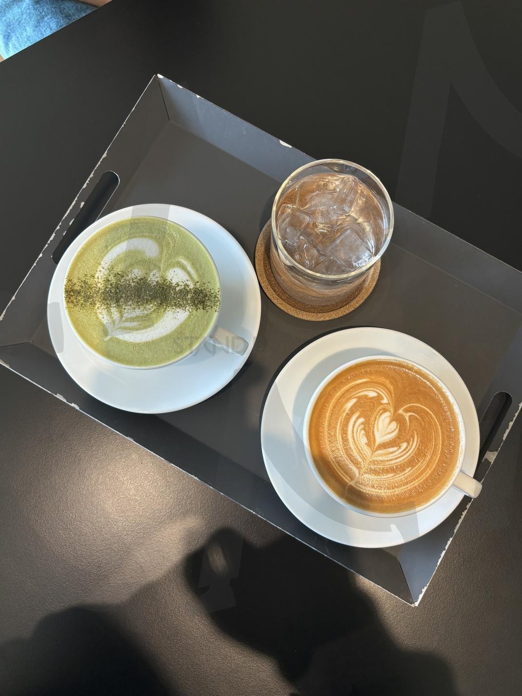 까페라때와 말차라떼 | 카페사진, #라떼아트, #커피사진, #카페인테리어, #빈티지카페, #모던카페, #아늑한분위기, #감성커피, #창가자리, #커피원두, #힐링타임, #커피스타그램, #카페투어, #라떼맛집, #커피홀릭, #카페데이트, #카페모먼트, #커피예술, #커피러버, #카페문화, #용인카페, #양지카페, #용인양지, #용인양지카페, #용인맛집, #양지맛집, #용인데이트, #양지데이트, #용인커피, #양지커피, #용인힐링카페, #양지힐링카페, #용인포토스팟, #양지포토스팟, #용인감성, #양지감성, #용인여행, #양지여행, #용인카페투어, #양지카페투어, #말차라떼, #말차아트, #말차커피, #말차맛집, #말차카페, #말차홀릭, #말차감성, #말차디저트, #말차모먼트, #말차스타그램, #말차중독, #말차레시피, 커피, 까페, 도로쒸 | 스탠바이 STANDBUY 디지털 콘텐츠