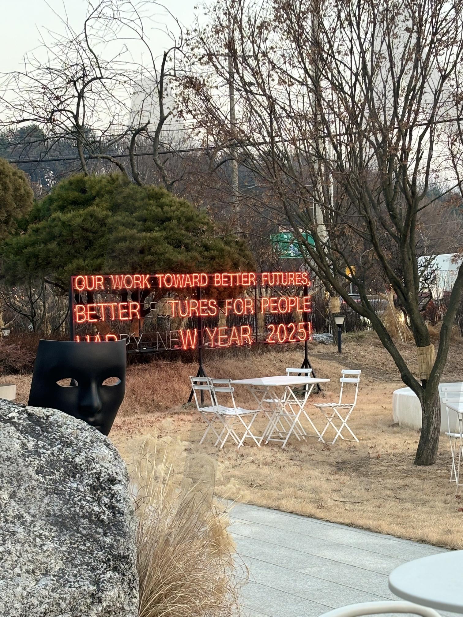 까페 야외 정원 | 카페사진, #라떼아트, #커피사진, #카페인테리어, #빈티지카페, #모던카페, #아늑한분위기, #감성커피, #창가자리, #커피원두, #힐링타임, #커피스타그램, #카페투어, #라떼맛집, #커피홀릭, #카페데이트, #카페모먼트, #커피예술, #커피러버, #카페문화, #용인카페, #양지카페, #용인양지, #용인양지카페, #용인맛집, #양지맛집, #용인데이트, #양지데이트, #용인커피, #양지커피, #용인힐링카페, #양지힐링카페, #용인포토스팟, #양지포토스팟, #용인감성, #양지감성, #용인여행, #양지여행, #용인카페투어, #양지카페투어, 도로쒸, 까페, 조경, 풍경, 겨울풍경 | 스탠바이 STANDBUY 디지털 콘텐츠