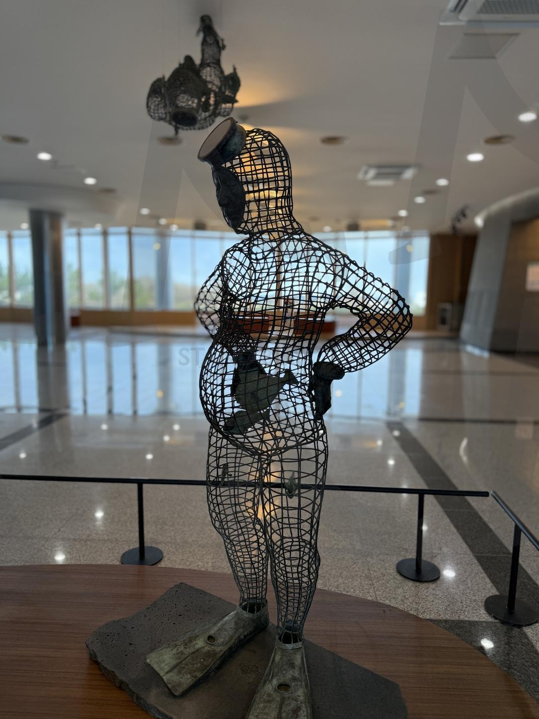 강인한 제주 해녀의 모습을 담은 철망 조각상 | 제주해녀, 조각상, 철망조형물, 해녀예술, 현대미술, 감성사진, 제주문화, 실내전시, 예술작품, 강인한여성 | 스탠바이 STANDBUY 디지털 콘텐츠
